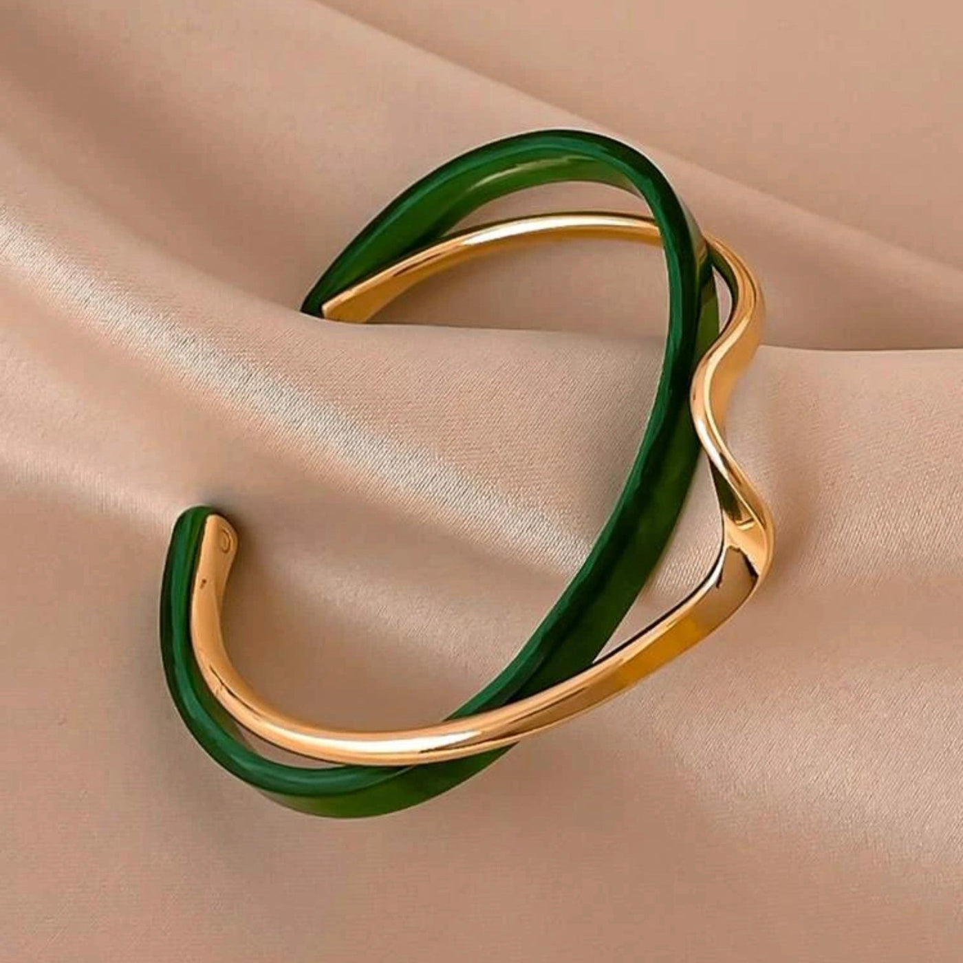 Elegante bracciale verde con dettagli dorati