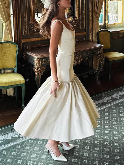 Grazioso abito midi a vita bassa con scollo quadrato e cinturino largo