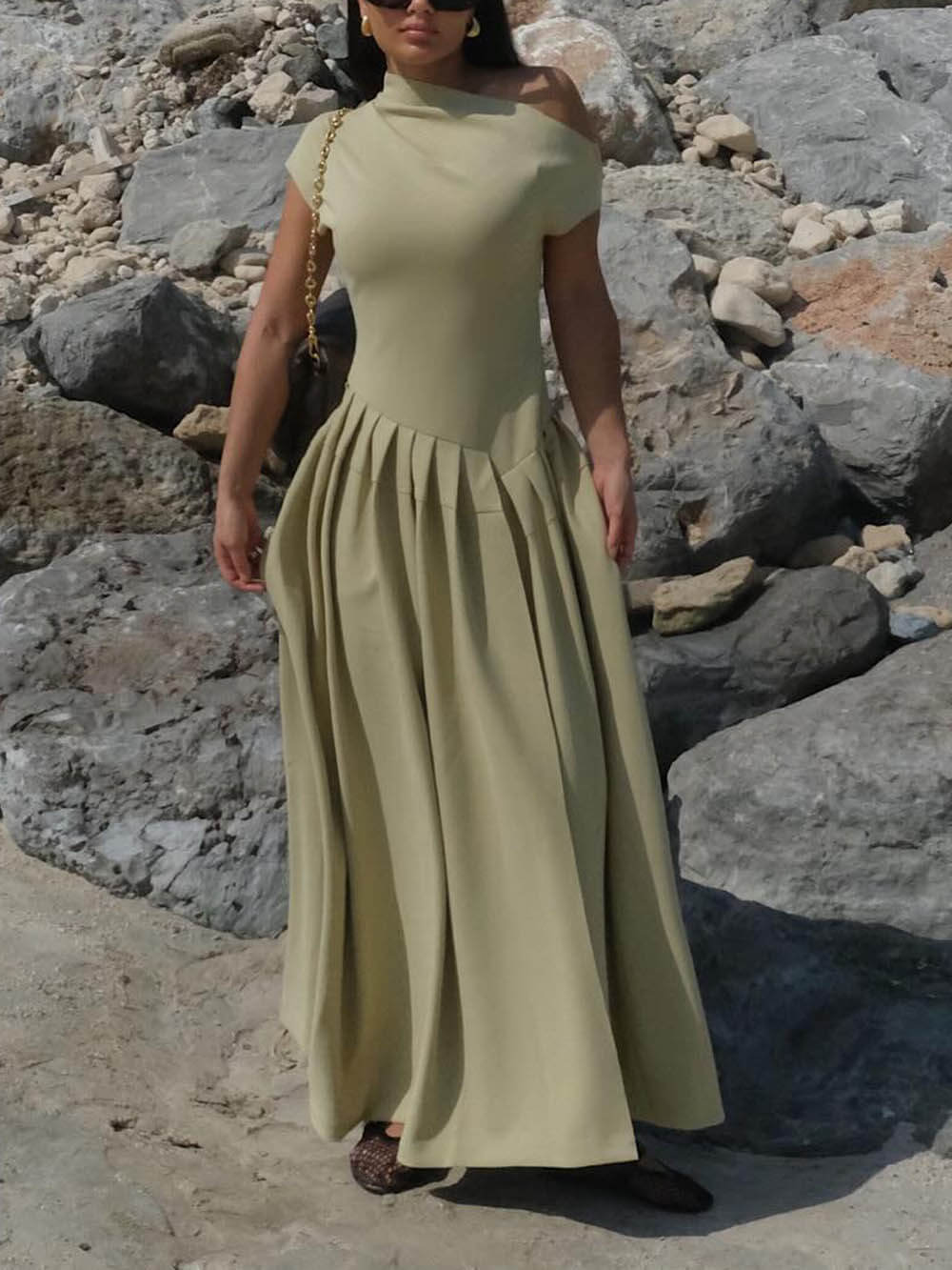 Abito maxi elegante con scollo inclinato, vestibilità slim, orlo ampio