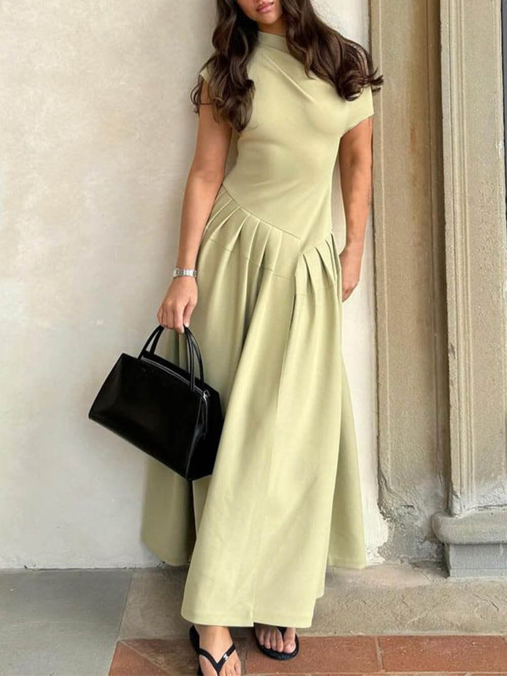 Abito maxi elegante con scollo inclinato, vestibilità slim, orlo ampio
