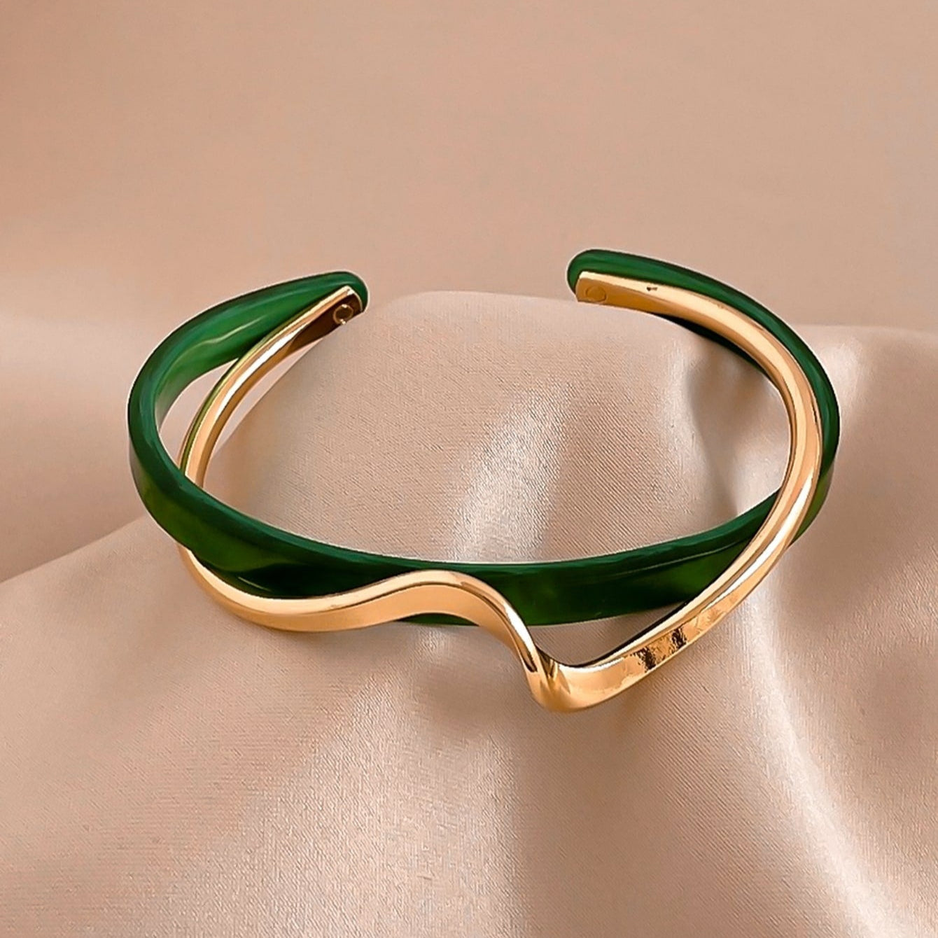 Elegante bracciale verde con dettagli dorati