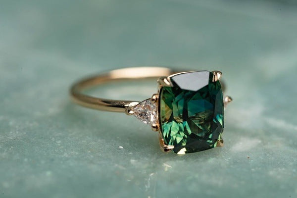 Anello con gemma verde di ispirazione vintage | Oro