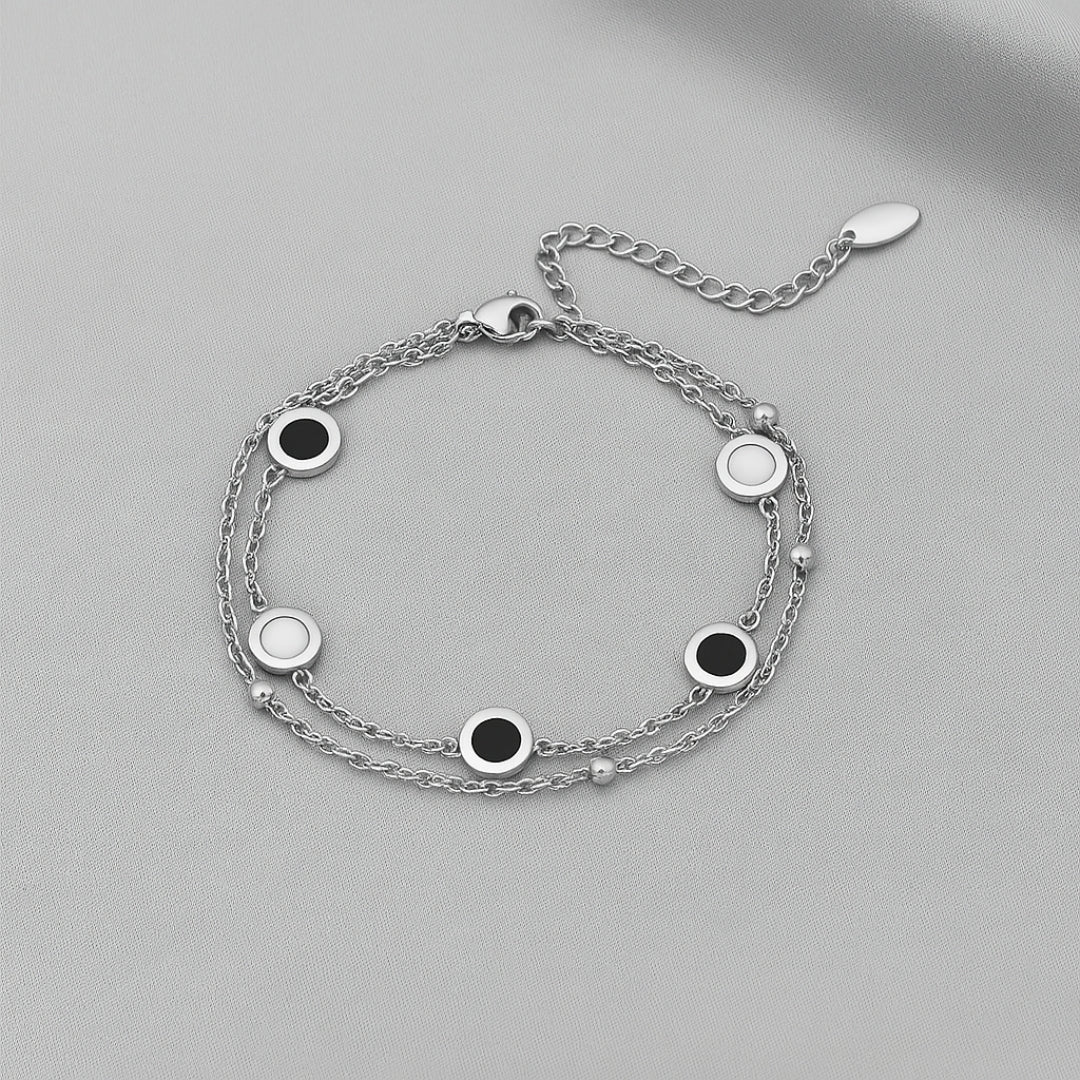 Braccialetti bianchi e neri a strati