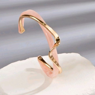 Elegante bracciale rosa con dettagli dorati