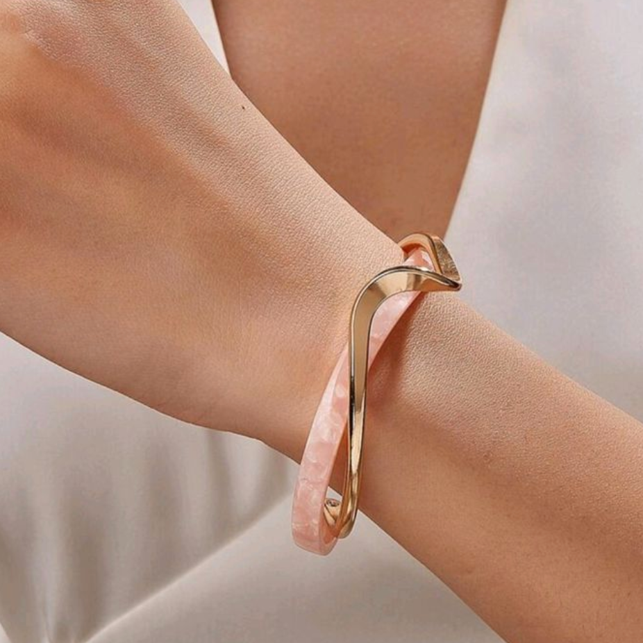 Elegante bracciale rosa con dettagli dorati