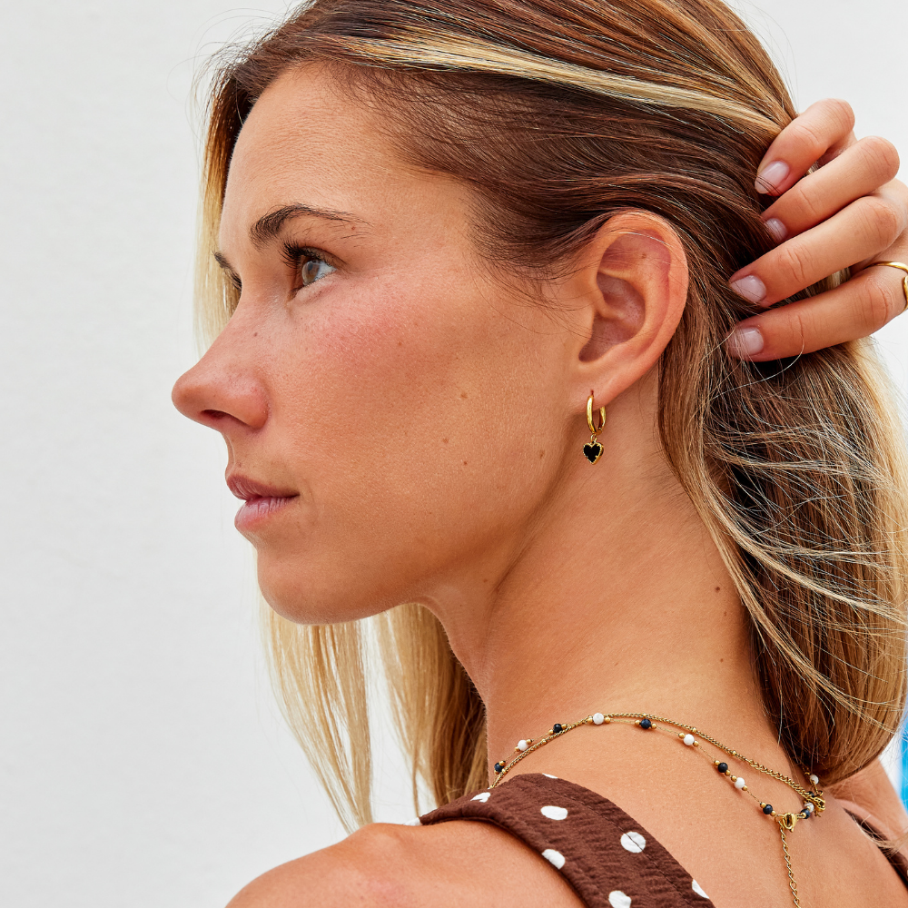 Orecchini a cerchio con cuori neri