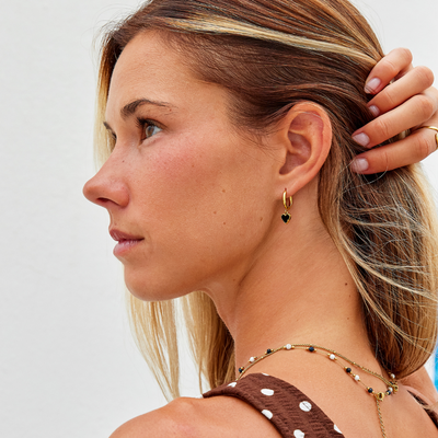 Orecchini a cerchio con cuori neri