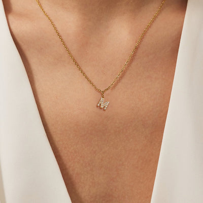 Collana con ciondolo a forma di lettera in cristallo