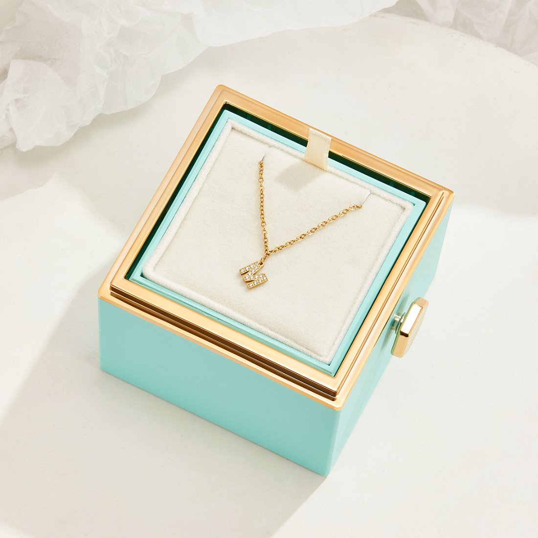 Collana con ciondolo a forma di lettera in cristallo