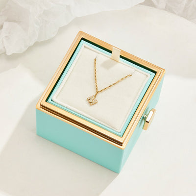 Collana con ciondolo a forma di lettera in cristallo