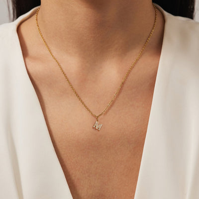 Collana con ciondolo a forma di lettera in cristallo