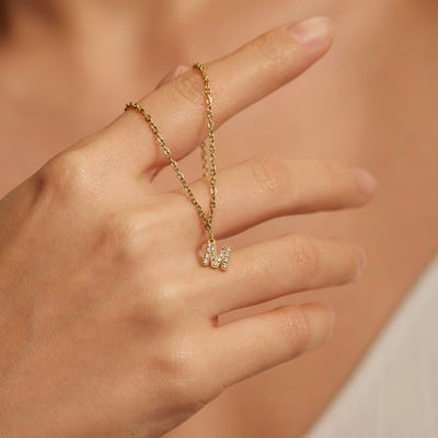 Collana con ciondolo a forma di lettera in cristallo