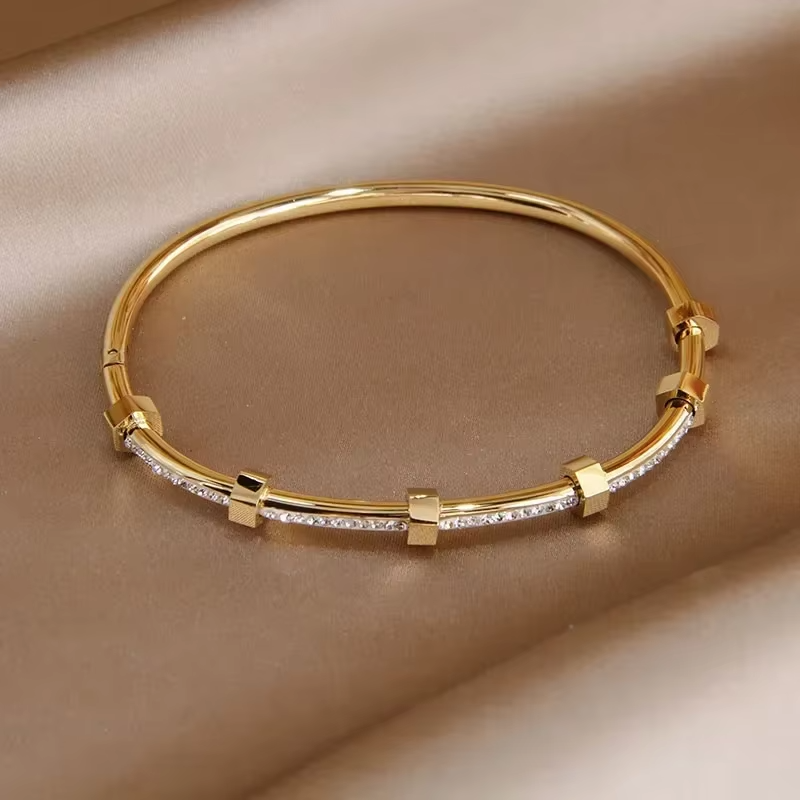 Bracciale dorato brillante