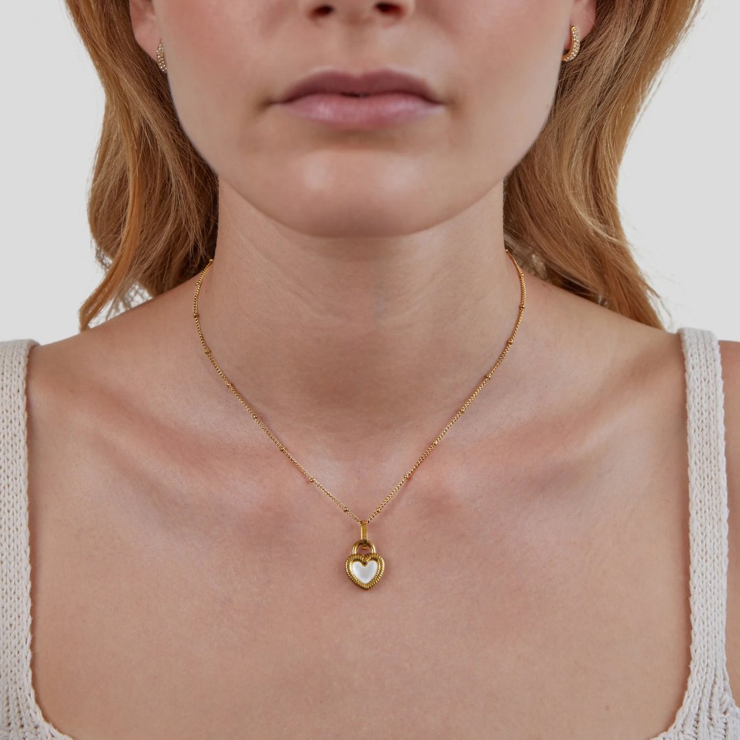 Collana con cuore e pietra nera