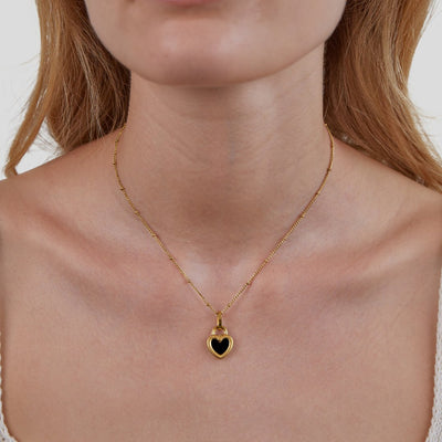 Collana con cuore e pietra nera