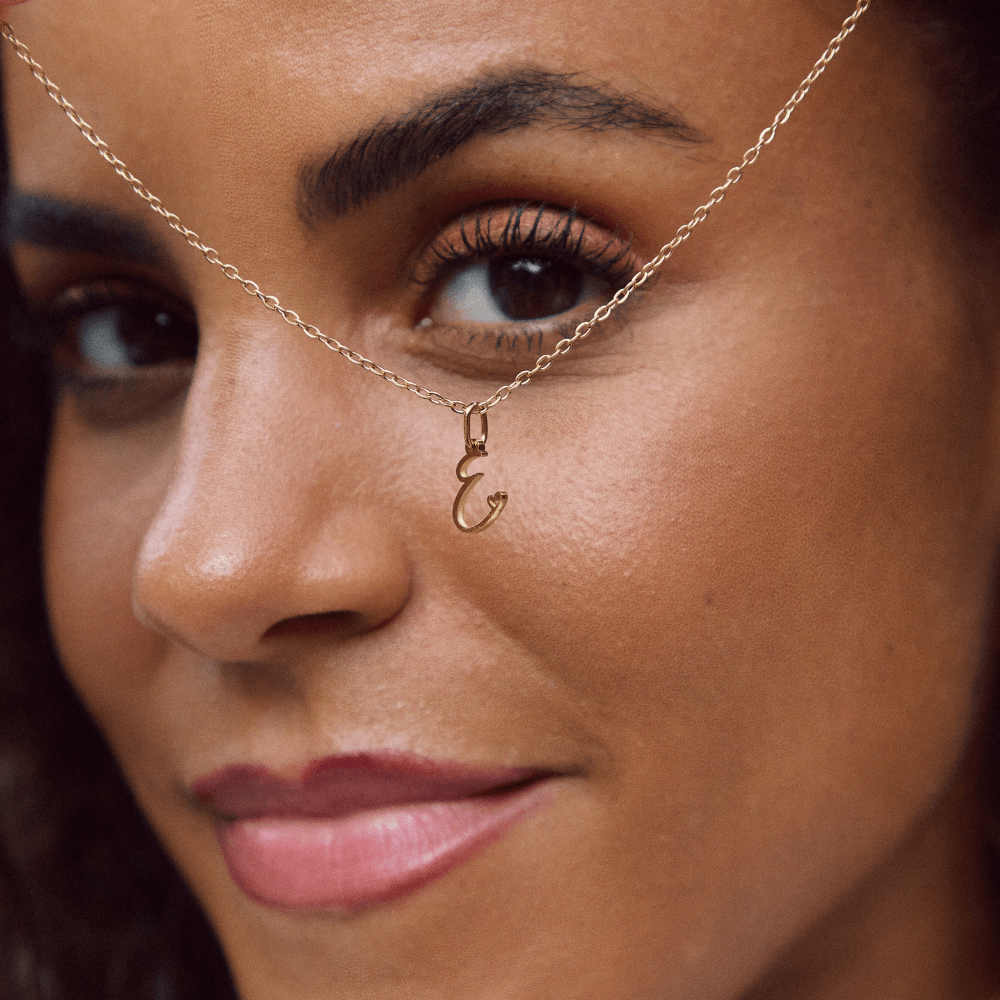 Collana con cuore in oro e lettere artistiche