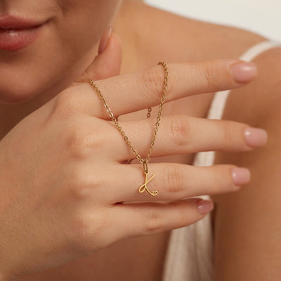 Collana con cuore in oro e lettere artistiche