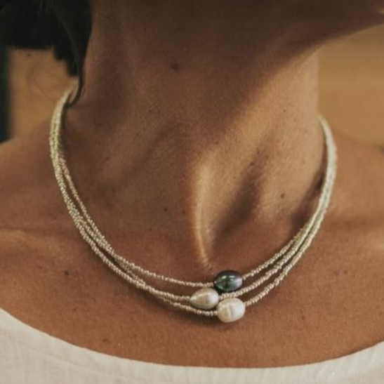Collana con doppia perla d'acqua dolce e perla scura dettagliata