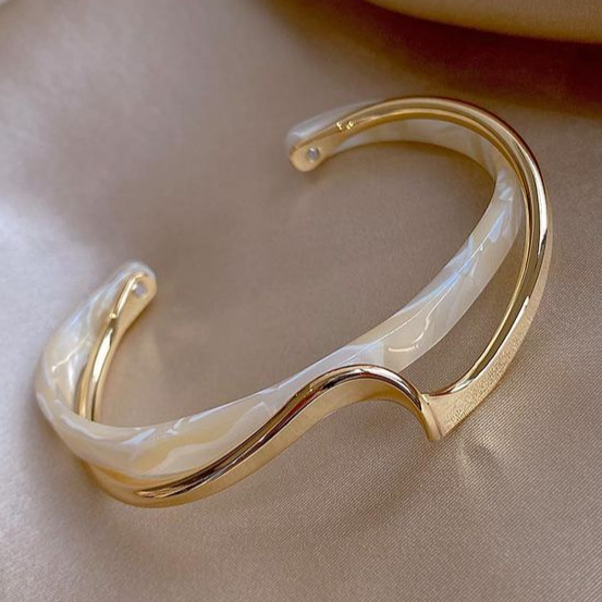 Elegante bracciale in oro con opale