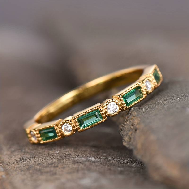 Anello in oro con zirconi incastonati bianco cristallo e verde