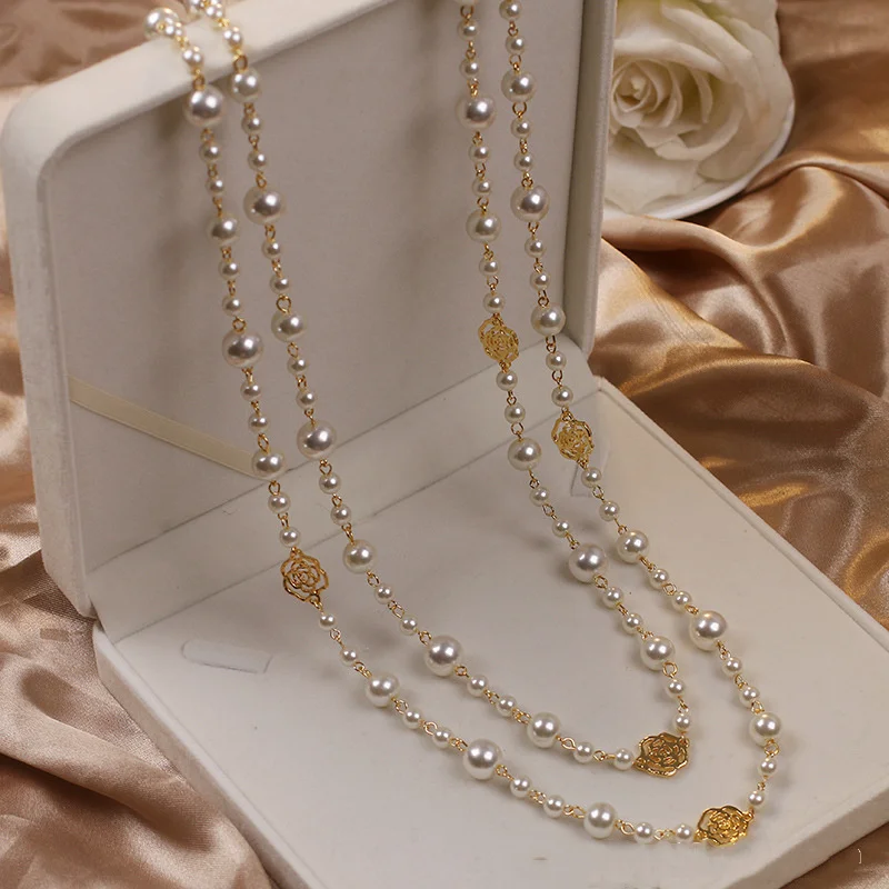 Elegante collana con perle dorate