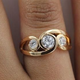 Anello vintage in oro con spirale intarsiata in zirconi