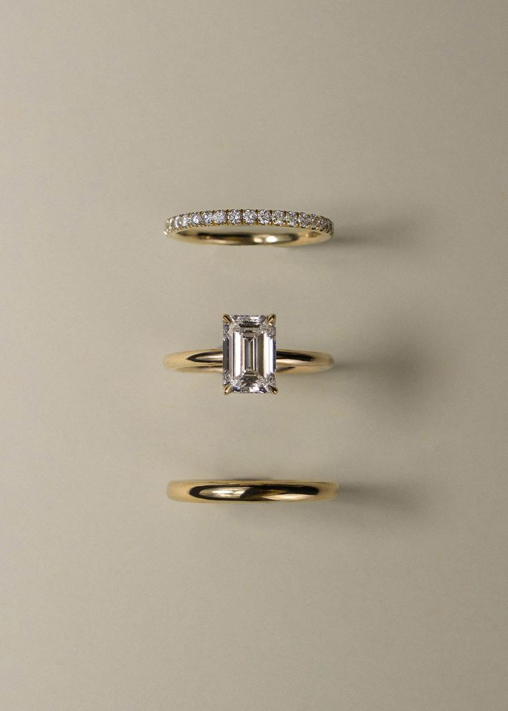 Elegante set di anelli semplici con zirconi