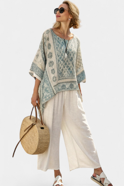 Completo Boho Daisy con Blusa Stampata e Pantaloni Ampi Bianchi per uno Stile Casual e Moderno