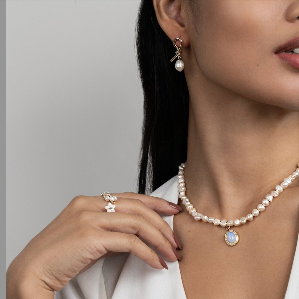 Orecchini con perle d'acqua dolce e oro intrecciati