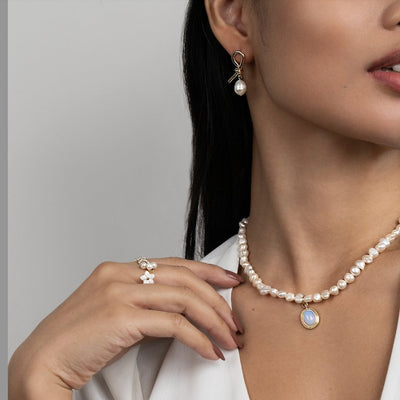 Orecchini con perle d'acqua dolce e oro intrecciati