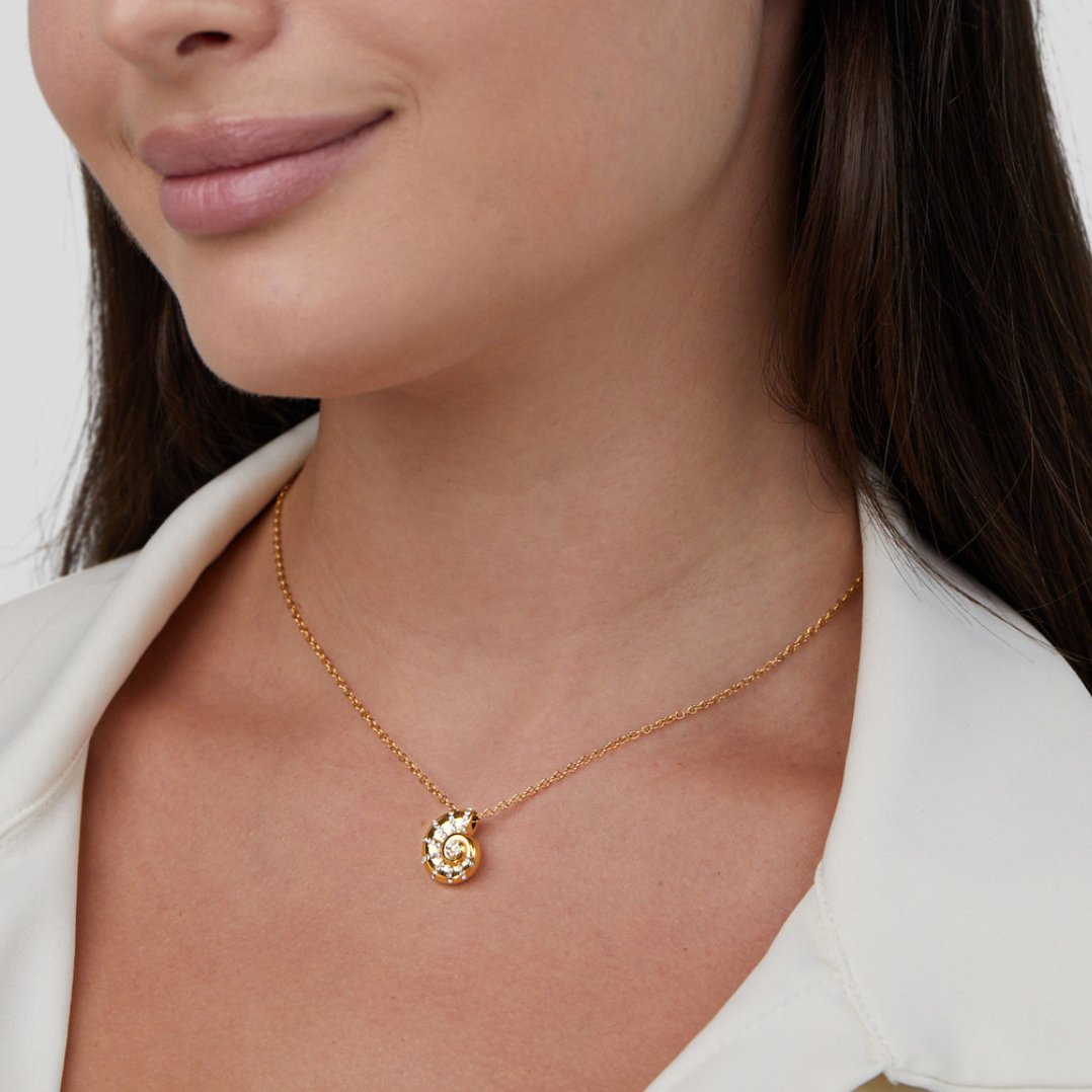 Collana con pendente a conchiglia di cristallo