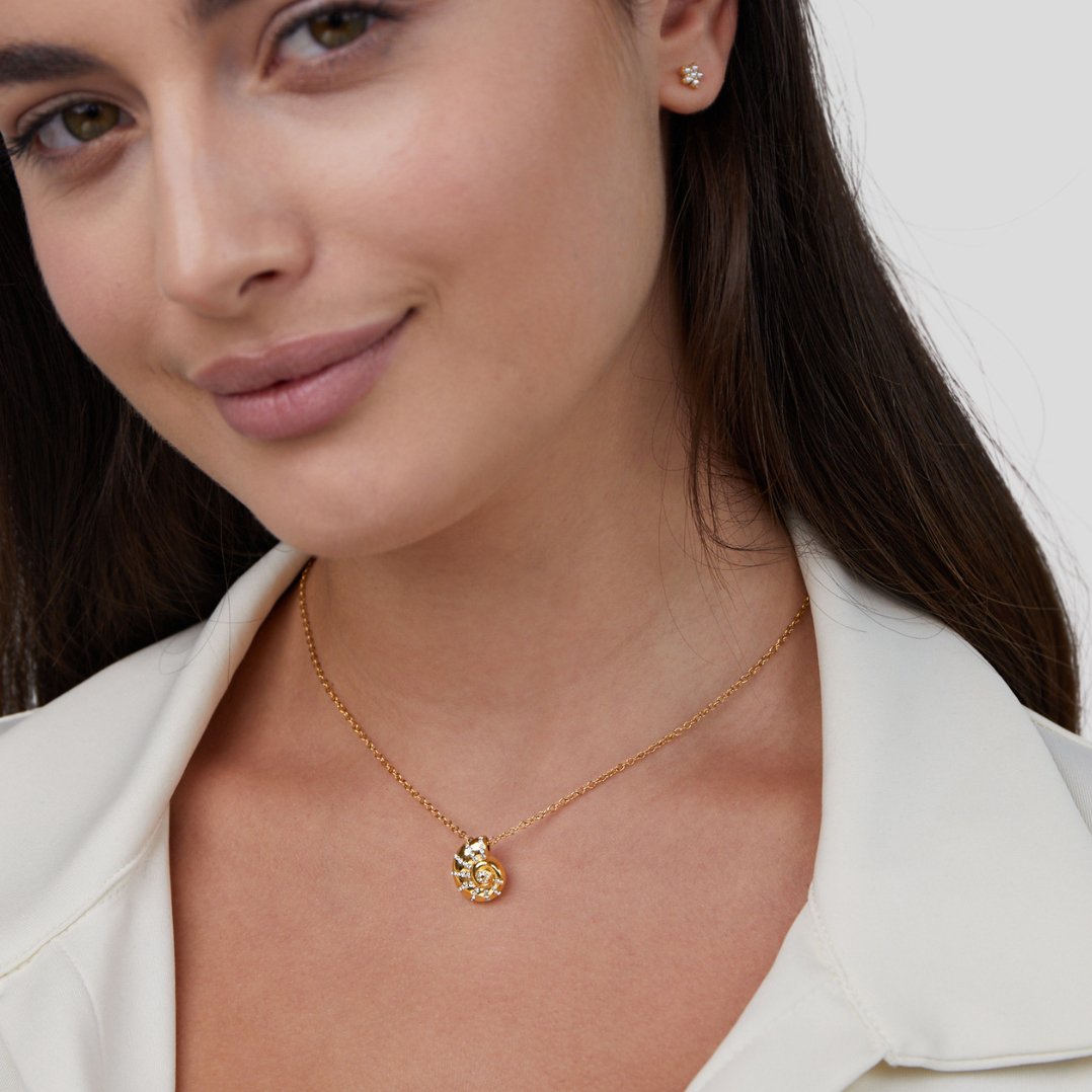 Collana con pendente a conchiglia di cristallo