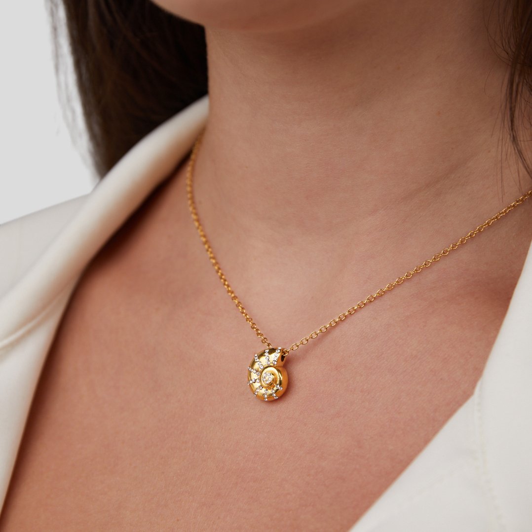 Collana con pendente a conchiglia di cristallo