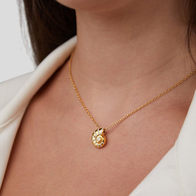 Collana con pendente a conchiglia di cristallo