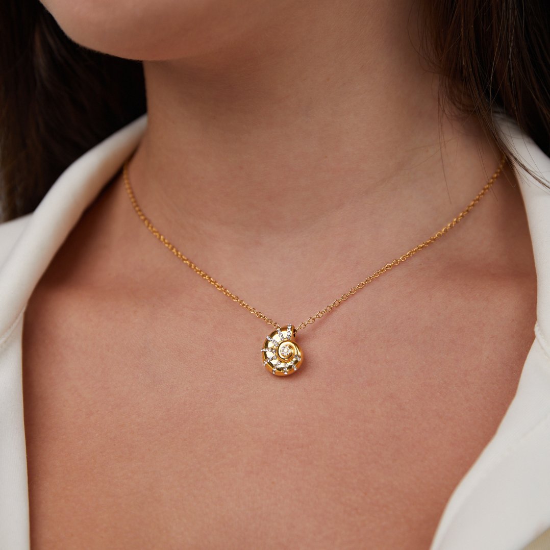 Collana con pendente a conchiglia di cristallo