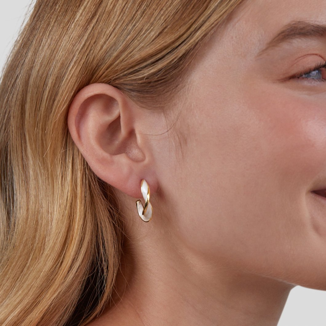 Orecchini a cerchio con perle intrecciate