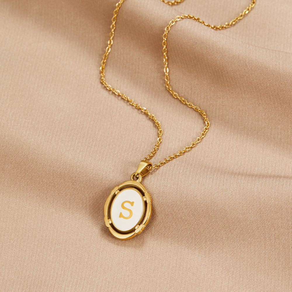 Collana con lettera in oro elegante