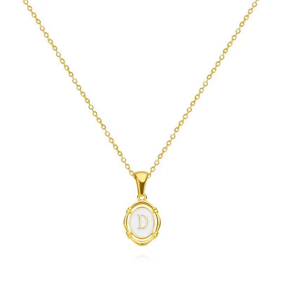 Collana con lettera in oro elegante