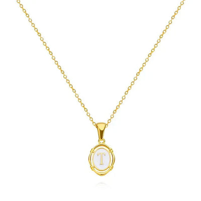 Collana con lettera in oro elegante