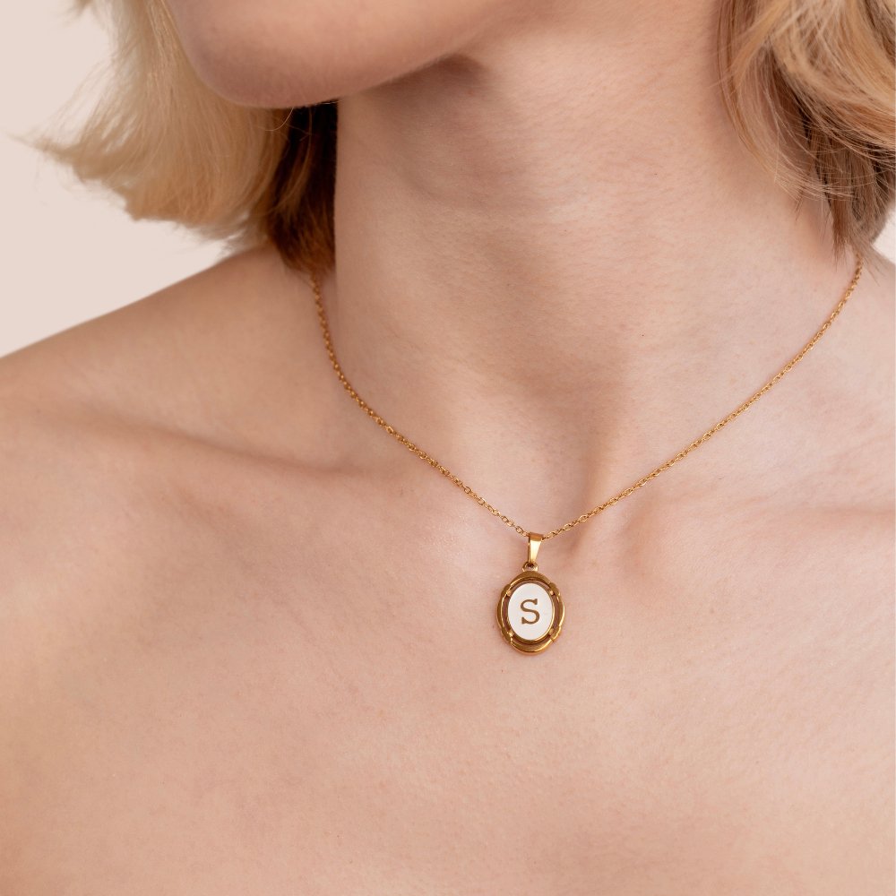 Collana con lettera in oro elegante
