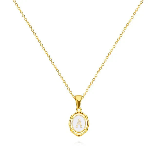 Collana con lettera in oro elegante