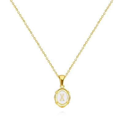 Collana con lettera in oro elegante