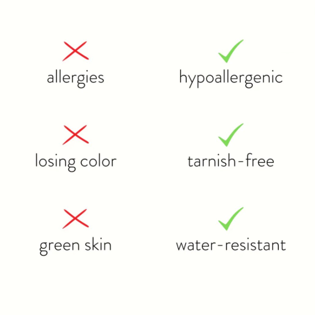 Collana con lettera in oro elegante