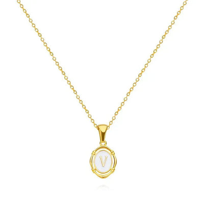 Collana con lettera in oro elegante