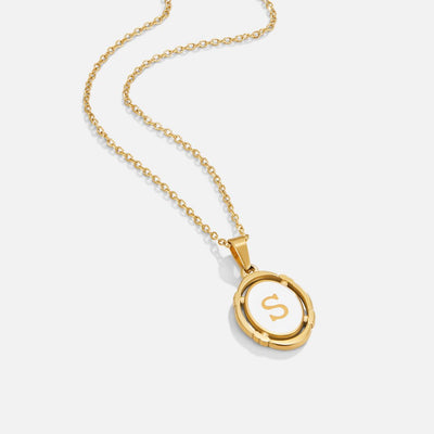 Collana con lettera in oro elegante