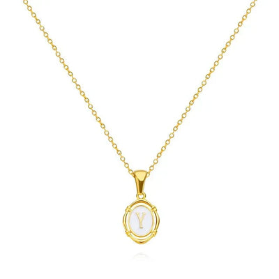 Collana con lettera in oro elegante