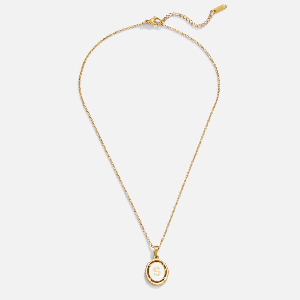 Collana con lettera in oro elegante