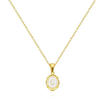 Collana con lettera in oro elegante