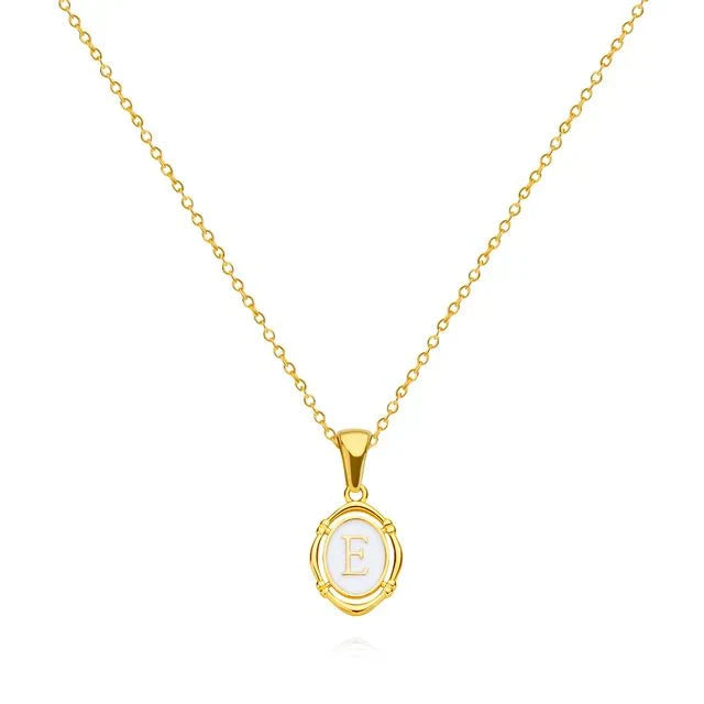 Collana con lettera in oro elegante