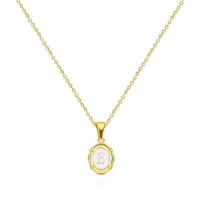 Collana con lettera in oro elegante